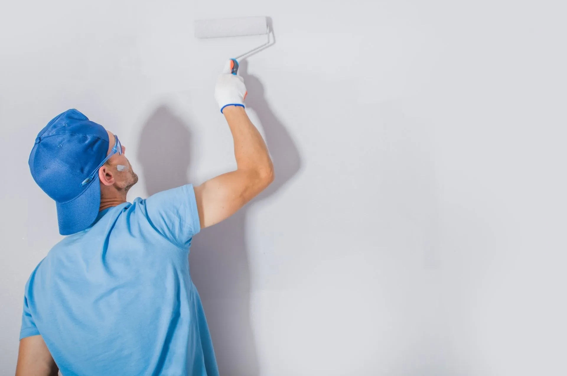 Commercial painter giving the walls of a motel paint in fort Lauderdale, FL